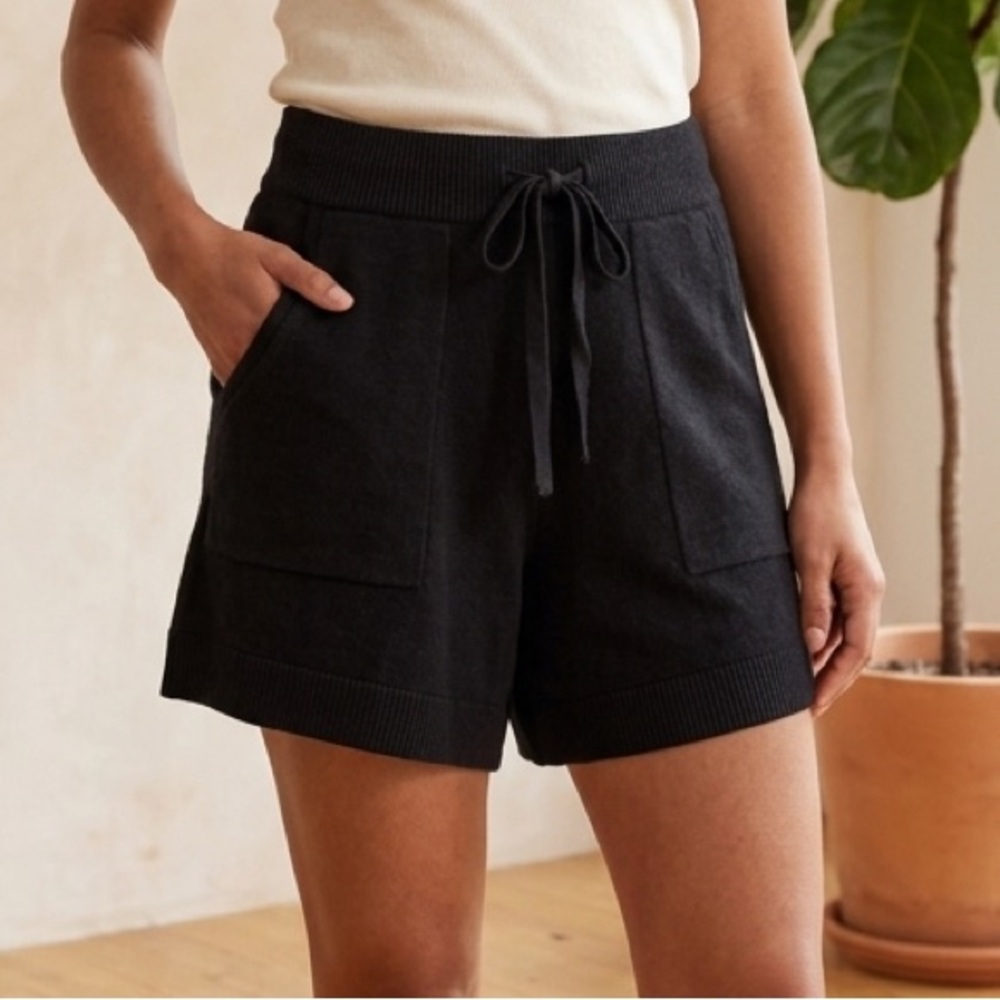 Banana Republic sweater black lightweight‎ shorts pockets size small